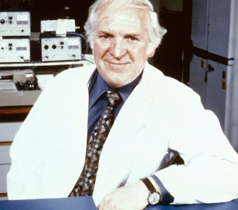 Biografía de James Whyte Black